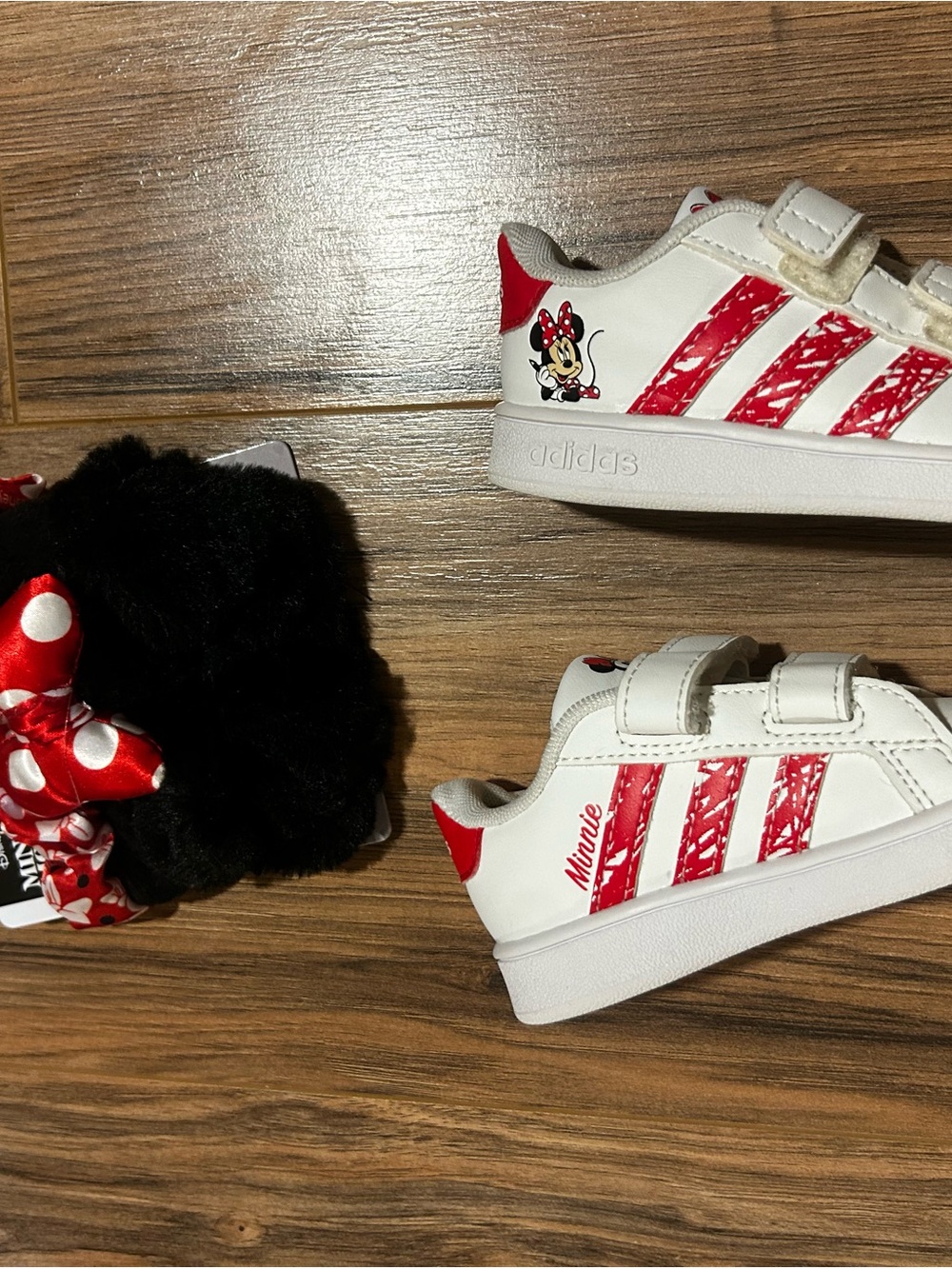 Girls White Sneakers with Red Minnie Mouse Accent - Picture 3 of 5